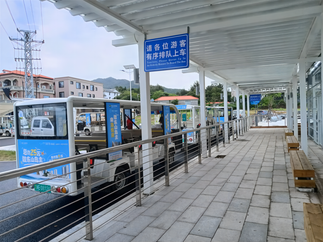 南侧停车场候车区